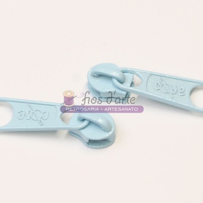 Três puxadores de fecho éclair azuis claros em metal com gravação 'alsa'