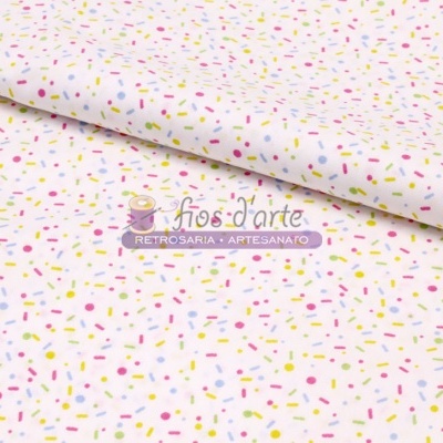 tecido branco com confetis coloridos e texto da marca impresso