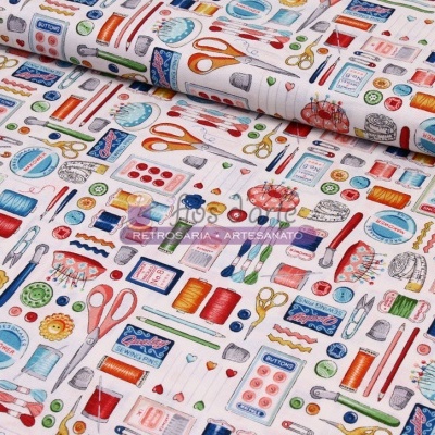 tecido estampado com ferramentas de costura coloridas em fundo branco