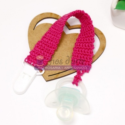Prendedor de chupeta rosa fúcsia com chupeta transparente e coração de madeira