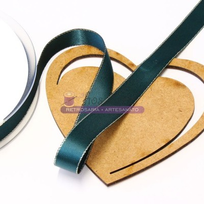 Fita de cetim verde escuro e corações de madeira com texto RETROSARIA . ARTESANATO.