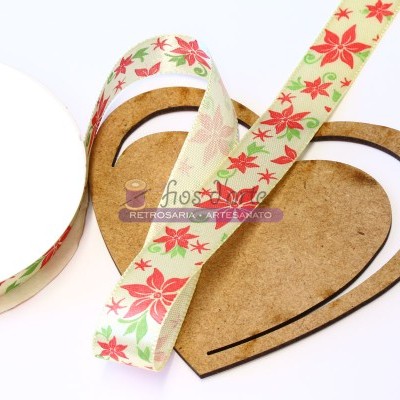 Fita decorativa bege com flores vermelhas e verdes e formas de coração em madeira