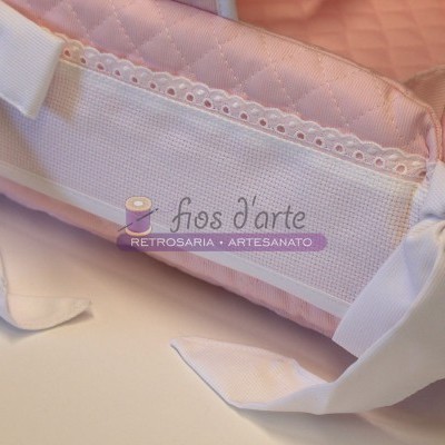 Produto têxtil cor-de-rosa com etiqueta 'fios d'arte' e laço branco