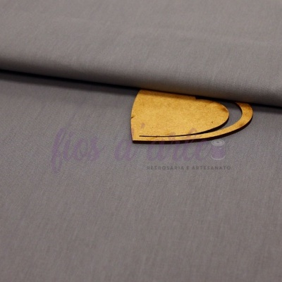 Tecido cinzento liso com peça de madeira com contornos arredondados