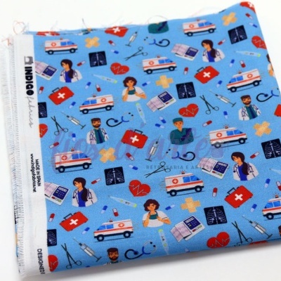 tecido azul claro com padrão médico colorido dobrado