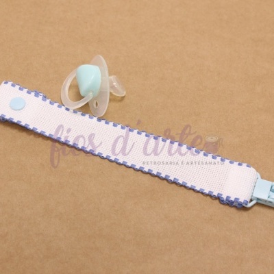 Prendedor de chupeta em tecido rosa com bordas azuis e clip azul claro