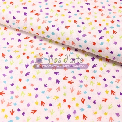 Tecido branco com pegadas coloridas e texto Fios d'arte BORDADOSARIA ARTESANATO