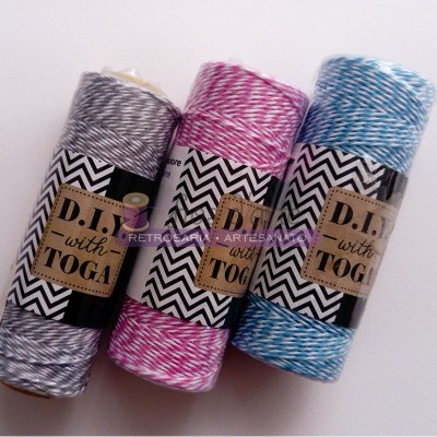 Três rolos de fio artesanal D.I.Y. with TOGA em cinza, rosa e azul com branco