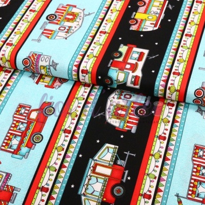 Tecido com padrão colorido de caminhões de bombeiros e casinhas em fundo azul claro e preto