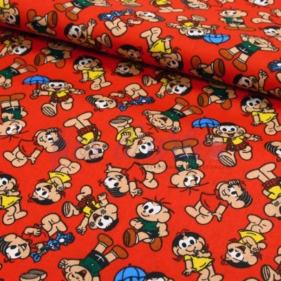 Tecido vermelho com desenho de personagens de desenho animado coloridos