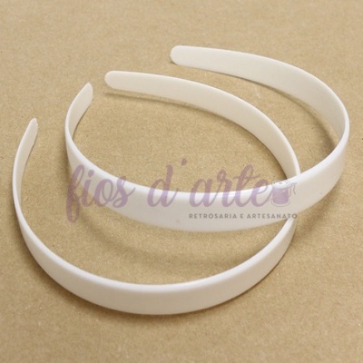 Três tiaras brancas de plástico sobre superfície bege com texto fios d'arte