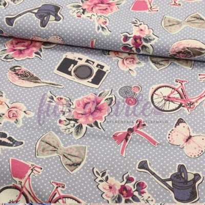 Tecido cinza claro com padrões coloridos de bicicletas, flores, borboletas e laços