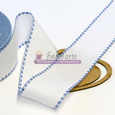 Fita de tecido branca com borda azul e textura cruzada