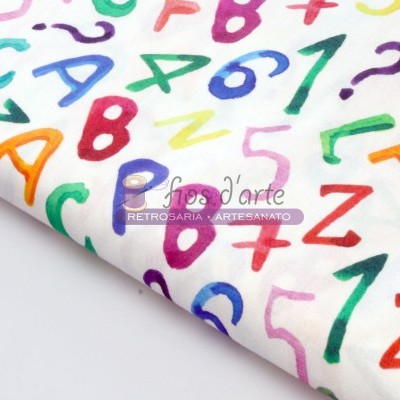 Tecido branco com estampado colorido de números e letras