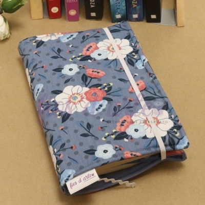 Capa de livro floral azul com elástico branco