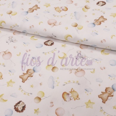 Tecido branco com padrão de ursinhos, balões, estrelas e luas em tons pastel