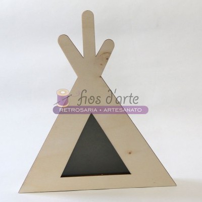 Estrutura decorativa de madeira em forma de tenda índia com corte triangular