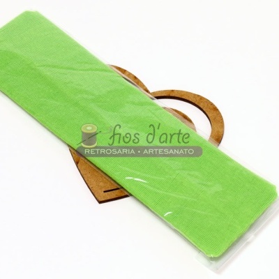 Pacote de tiras de feltro verde claro em embalagem plástica com rótulo de artesanato sobre suporte de madeira.