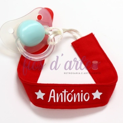 Chupeta azul claro com prendedor vermelho personalizado com António