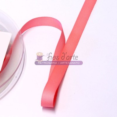 Fita de tecido cor-de-rosa enrolada em carretel transparente.