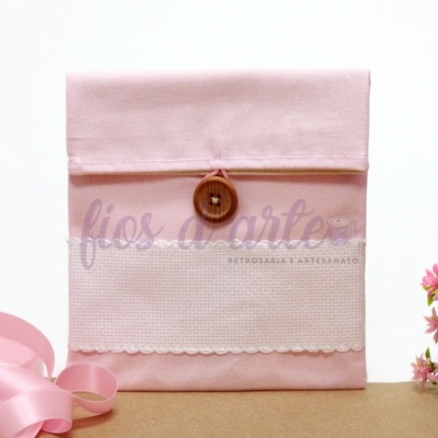 Estojo rosa com botão de madeira e flores decorativas