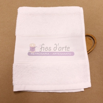 Toalha branca dobrada com texto impresso na faixa central