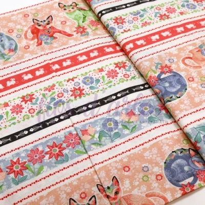 Tecido decorativo com estampa de gatos e flores coloridas