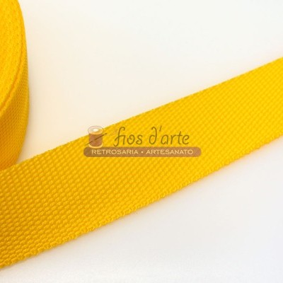 Fita têxtil amarela com textura e padrão de malha