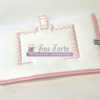 Carteira branca com bordas cor-de-rosa e desenho bordado em forma de moldura e urso