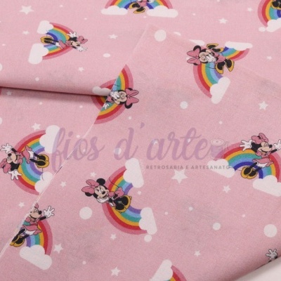 Tecido rosa com padrão Minnie Mouse e arco-íris