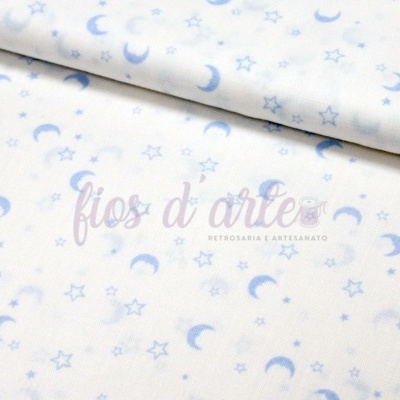 Tecido branco com padrão de luas e estrelas azuis