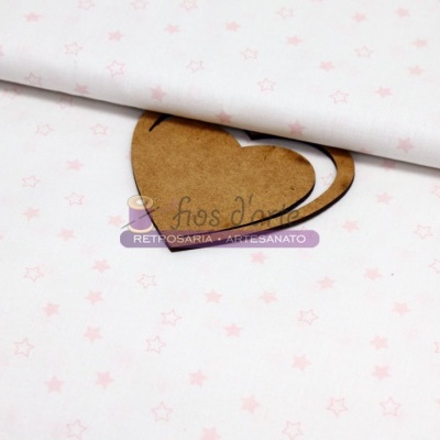 tecido branco com estrelas rosa e placa de madeira em forma de coração