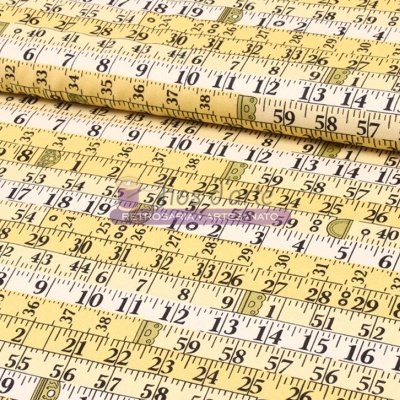 Réguas de madeira amarelas com marcações métricas e imperiais