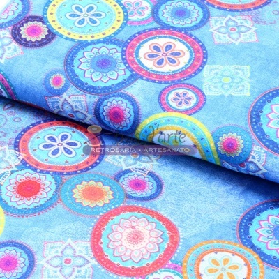 Tecido azul com mandalas coloridas em várias cores e textura visível