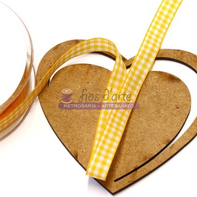 Fita amarela xadrez e molduras de coração em madeira sobre fundo branco