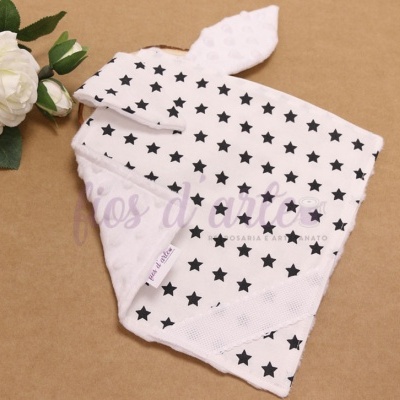 Manta branca para bebé com estrelas pretas e orelha de coelho