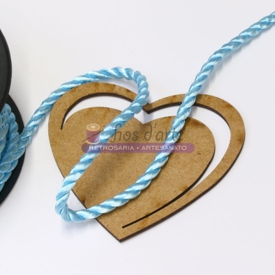 Corda azul em forma de coração sobre base de madeira com etiqueta