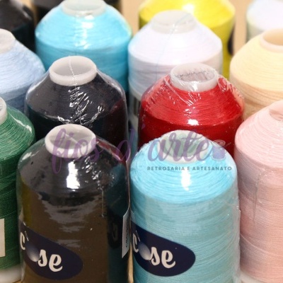 Cones de linha de várias cores embalados em plástico e com etiquetas