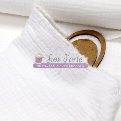 Tecido branco com textura leve e etiqueta Fios d'arte