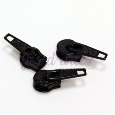 Três puxadores de zíper pretos em plástico