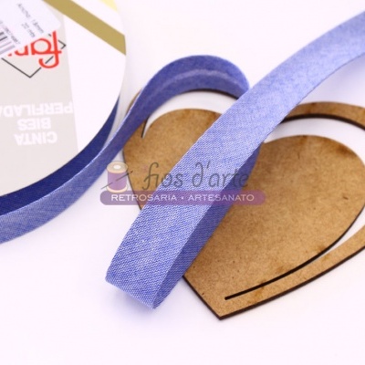 Fita azul de tecido tipo ganga com molde de coração de madeira e etiqueta com texto.