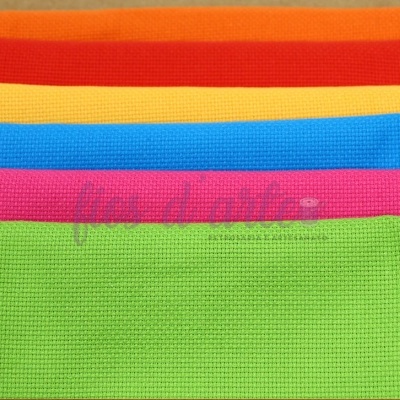 Conjunto de panos coloridos em tecido com texturas visíveis, empilhados em várias cores