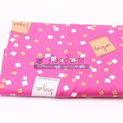 tecido rosa com padrão colorido e etiquetas impressas 'Sugar'