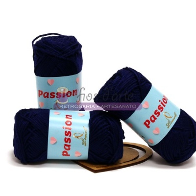 Três novelos de lã azul escura com rótulos 'Passion' sobre fundo branco