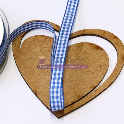 fita xadrez azul e branco sobre corações de madeira com texto artesanal