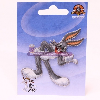 Patch bordado do Pernalonga em embalagem azul com logótipo Warner Bros.