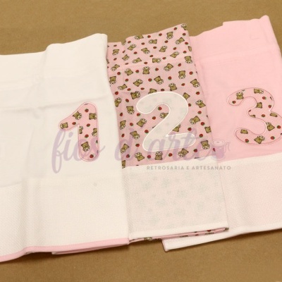 Três panos de fralda com ursinhos e números 1, 2 e 3 em tecido branco e rosa