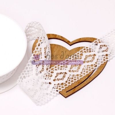 Rolo de renda branca floral com base de madeira em forma de coração