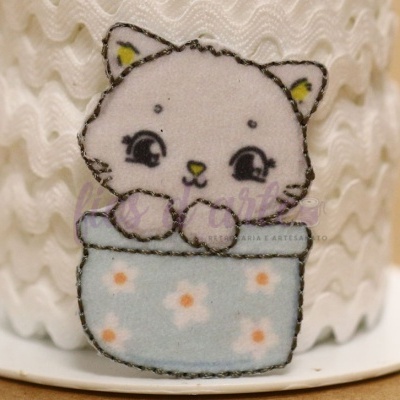 adesivo de gato em tecido sobre fundo branco texturizado