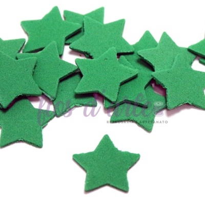 Estrelas de feltro verdes em forma de estrela de cinco pontas sobre fundo branco